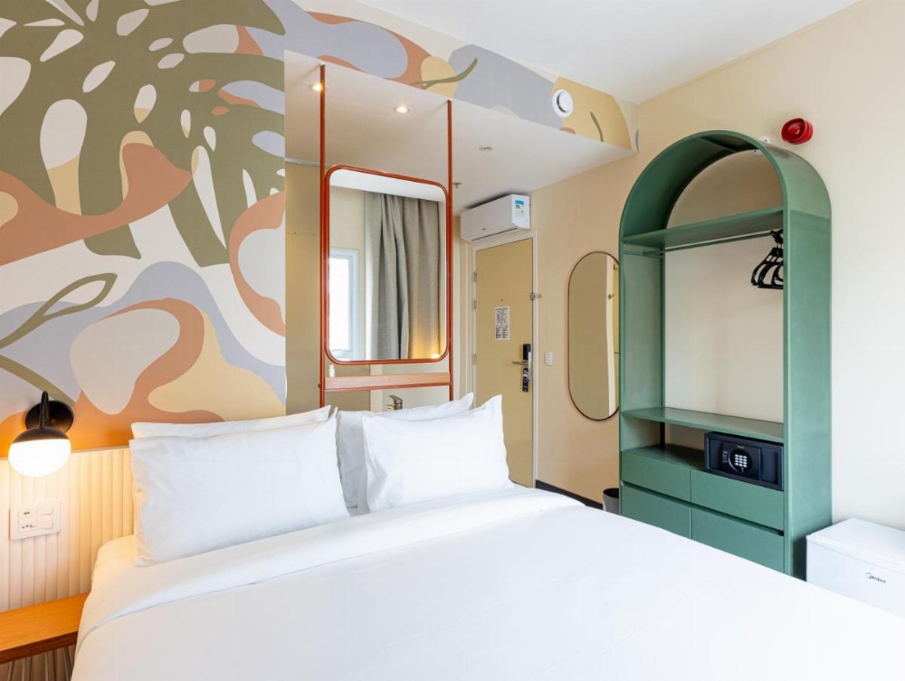 Standard Queen Room